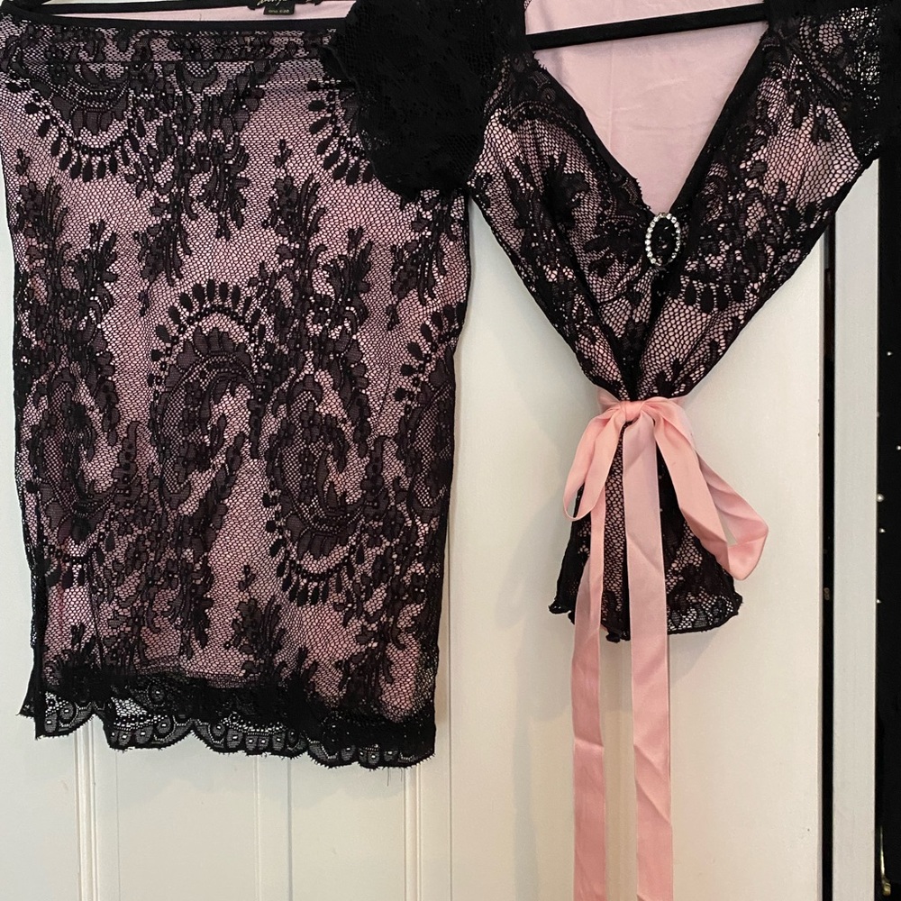 Ann Ferriday 2 piece outfit with rhinestone brooch and pink satin trim